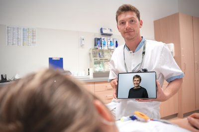 DGKP Dominik Schilcher mit Videodolmetschsystem am Tablet