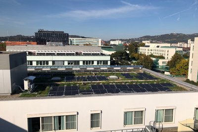 Mit einer kürzlich in Betrieb gegangenen Photovoltaik-Anlage am Dach des Kepler-Universitätsklinikums startet die OÖ Gesundheitsholding eine umfangreiche Solaroffensive mit PV-Anlagen auf den Klinikdächern. 