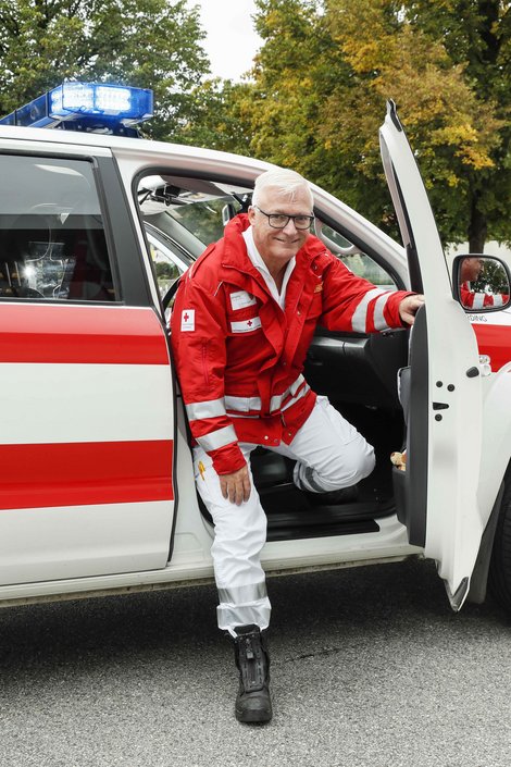 Notarzt steigt aus Notarzt-Wagen aus