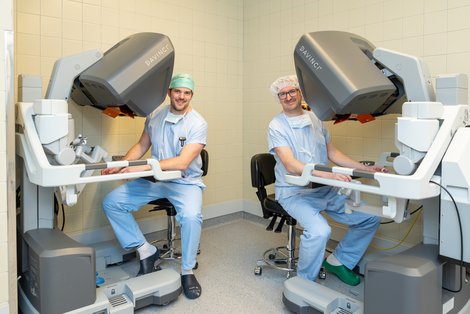 Chirurgen an den Konsolen des OP-Roboters