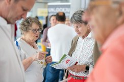 BersucherInnen unterhalten sich im Pyhrn-Eisenwurzen Klinikum Steyr über die Selbsthilfeangebote Lungenerkrankungen