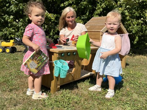 Kinder beim Spielen im Garten