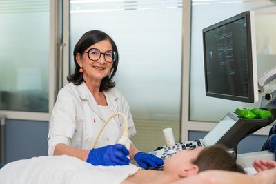 Ärztin führt Brustultraschall bei Patientin durch