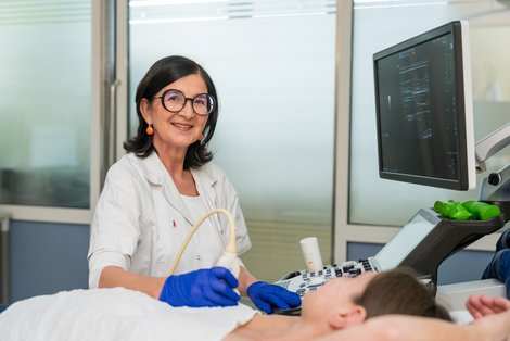 Ärztin führt Brustultraschall bei Patientin durch