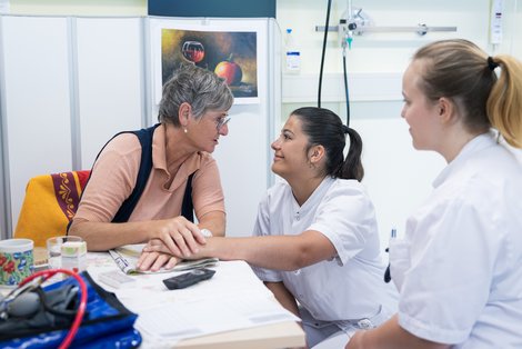 Schauspielpatientin wird von Studentinnen versorgt