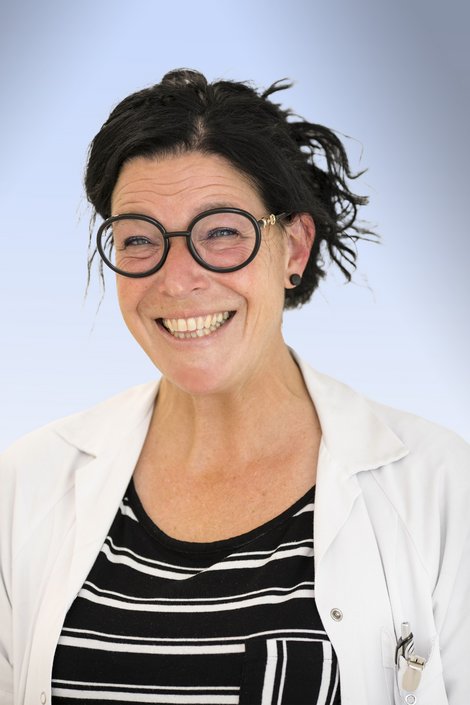 Portrait OÄ Dr.in Klara Humer-Golmayer ist Standortleiterin der Kinder- und Jugendpsychosomatik am Salzkammergut Klinikum Vöcklabruck