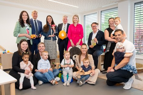Gruppenfoto in den neuen Räumlichkeiten der Kinderbetreuung