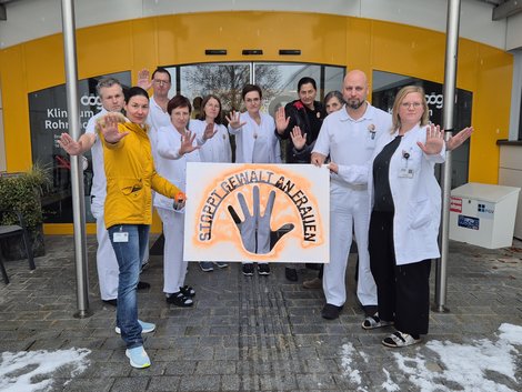 Gruppenfoto mit Spray-Schablone  "Stopp Gewalt gegen Frauen"