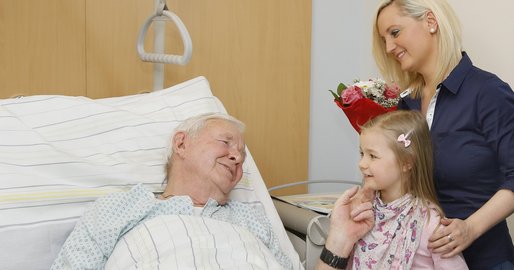 Besuchszeiten Eltern mit Kind besuchen Großvater