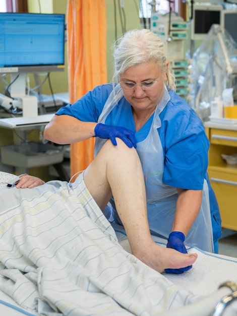 Füreder bei der Arbeit mit einem Patienten