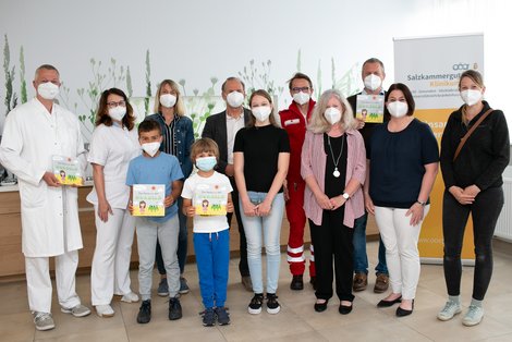 Buchübergabe im Salzkammergut Klinikum. (v.l.n.r.) Dieter Furthner (SK), Martina Scharzenlander (SK), Jonas Holzmann-Riedler, Birgit Koxeder-Hessenberger (Treuherz-Verlag), Simon Holzmann-Riedler, Christof Pöltner (Lenzing AG), Lena Quirchmair, Gerald Schuster (RK), Andrea Toplak (Sportmittelschule Schwanenstadt), Tilman Königswieser (SK), Renate Nobis (SK), Sara Thür (RK)