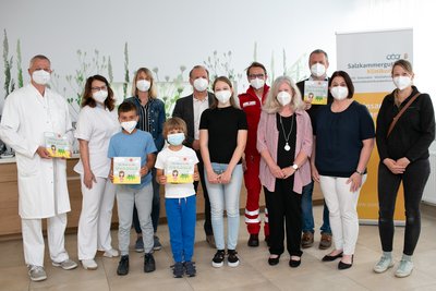 Buchübergabe im Salzkammergut Klinikum. (v.l.n.r.) Dieter Furthner (SK), Martina Scharzenlander (SK), Jonas Holzmann-Riedler, Birgit Koxeder-Hessenberger (Treuherz-Verlag), Simon Holzmann-Riedler, Christof Pöltner (Lenzing AG), Lena Quirchmair, Gerald Schuster (RK), Andrea Toplak (Sportmittelschule Schwanenstadt), Tilman Königswieser (SK), Renate Nobis (SK), Sara Thür (RK)