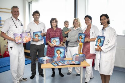 Gruppenfoto bei Buchübergabe