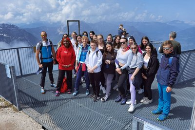 Gruppenbild der Pflegestarter mit den beiden Lehrpersonen