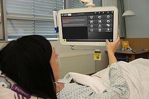 Patientin mit TV im Zimmer