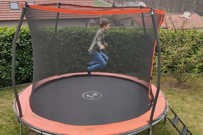 Kind springt im Trampolin
