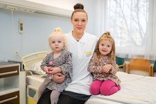 Vereinbarkeit Familie und Ausbildung - Schülerin mit ihren beiden Kindern