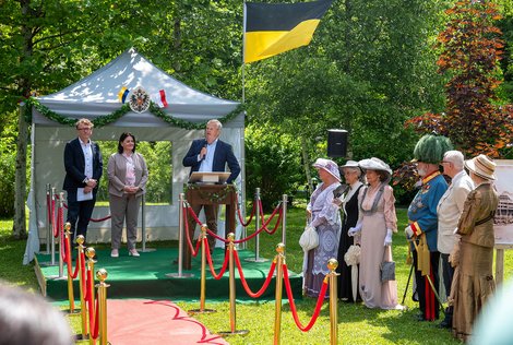 Gäste und Sprecher vor kleinem Festzelt