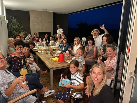 Pia Neundlinger mit ihrer Familie und ihren Freunden am Abend auf der Terrasse