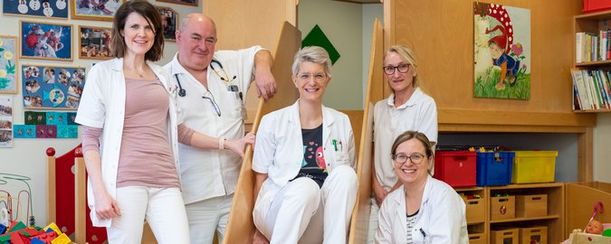 Ein Gruppenfoto, auf dem 5 KinderärztInnen abgebildet sind.