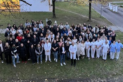 Gruppenfoto von Auszubildenden im Freien von oben fotografiert