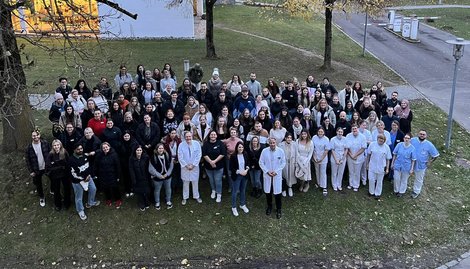 Gruppenfoto von Auszubildenden im Freien von oben fotografiert