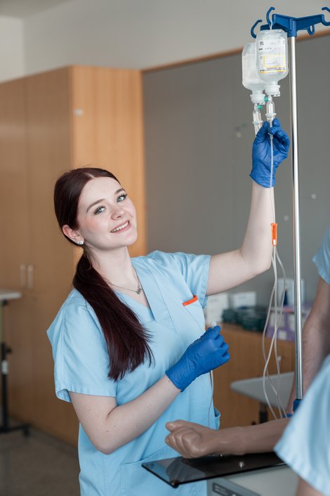 Schülerin mit Infusion 