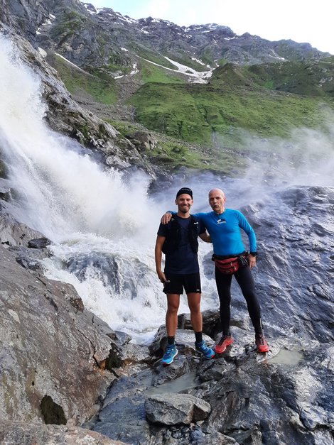 Markus Reiter mit seinem Sohn vor einem Wasserfall