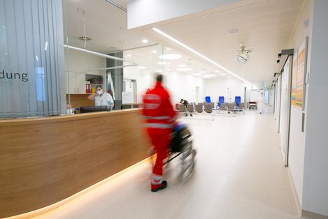 Auf nun insgesamt 700 Quadratmetern steht in der Zentralen Ambulanten Erstversorgung des Salzkammergut Klinikums Vöcklabruck ein großer, heller Wartebereich zur Verfügung. 