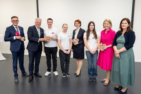 Gruppenfoto von Schulteam, Frau LH-Stv.in Mag.a Christine Haberlander und Geschäftsführer Mag. Karl Lehner, MBA, sowie Mag.a Martina Bruckner
