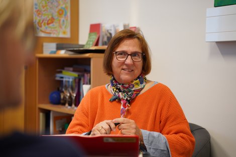 OÄ Heckmann im Gespräch mit einer Patientin