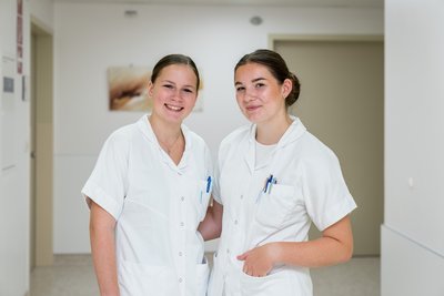 Zwei Auszubildende in ihren weißen Kitteln
