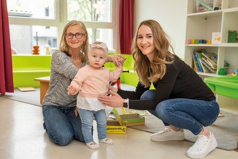 Zweimal die Woche bringt DGKPin Karin Berger (re.) ihr Töchterchen Hanna in die Betriebstagesstätte im Klinikum Rohrbach, wo sie liebevoll betreut wird.