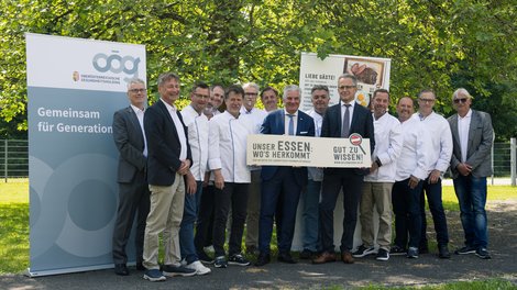 Gruppenfoto bei Überreichung des Zertifikats