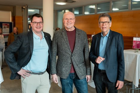 v.l.n.r.: Mit Prim. Dr. Dominik Hackl, MR Dr. Christoph Kopf und WHR Dr. Ekkehard Oberhammer waren „drei Generationen“ an Leitern der Abteilung Chirurgie vertreten. 