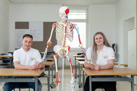 Auszubildende mit Knochenmaxi