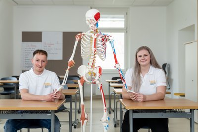 Auszubildende mit Knochenmaxi