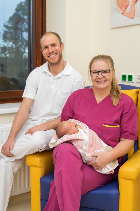 Arzt und Hebamme mit Baby aus dem Klinikum Freistadt
