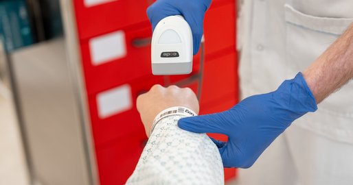 Pfleger scannt ein Patientenarmband