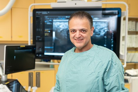 Prim. Dr. Kaveh Akbari im grünen OP-Gewand