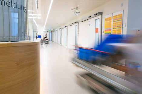 Die neue Zentrale Ambulante Erstversorgung am Salzkammergut Klinikum Vöcklabruck bietet nun mehr Platz und freundliche, modernste Ausstattung, um Notfall-PatientInnen bestens versorgen zu können.