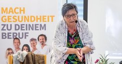 Hildegard Nachum als betagte Patientin beim Kabarett