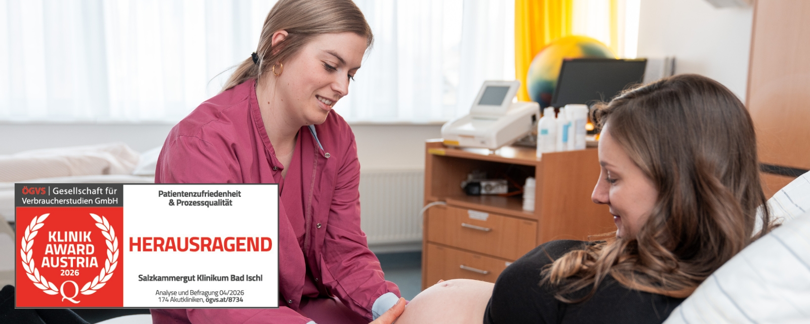 Pflegerin betreut eine schwangere Person in einem Klinikzimmer; eingeblendet ist der Klinik Award Austria mit der Auszeichnung Herausragend
