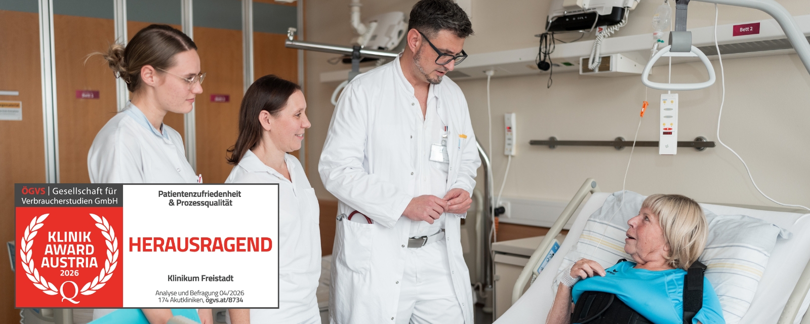 Medizinisches Personal unterstützt eine Person bei einer therapeutischen Übung in einer hellen Klinikumgebung; Auszeichnung Klinik Award Austria – Herausragend im Bild.