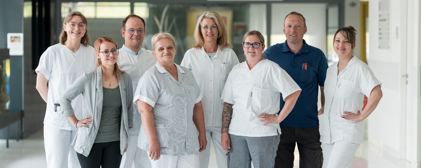 Gruppenfoto OÖG-MitarbeiterInnen aus den verschiedensten Berufsgruppen