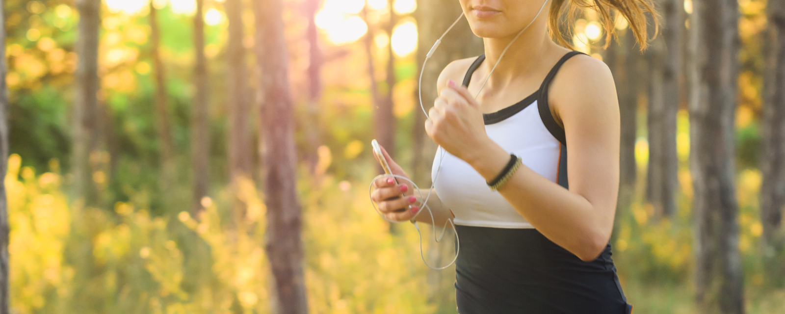 Frau joggt im Wald.