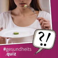 Frau mit Teller und Gabel in der Hand und #Gesundheitsquiz