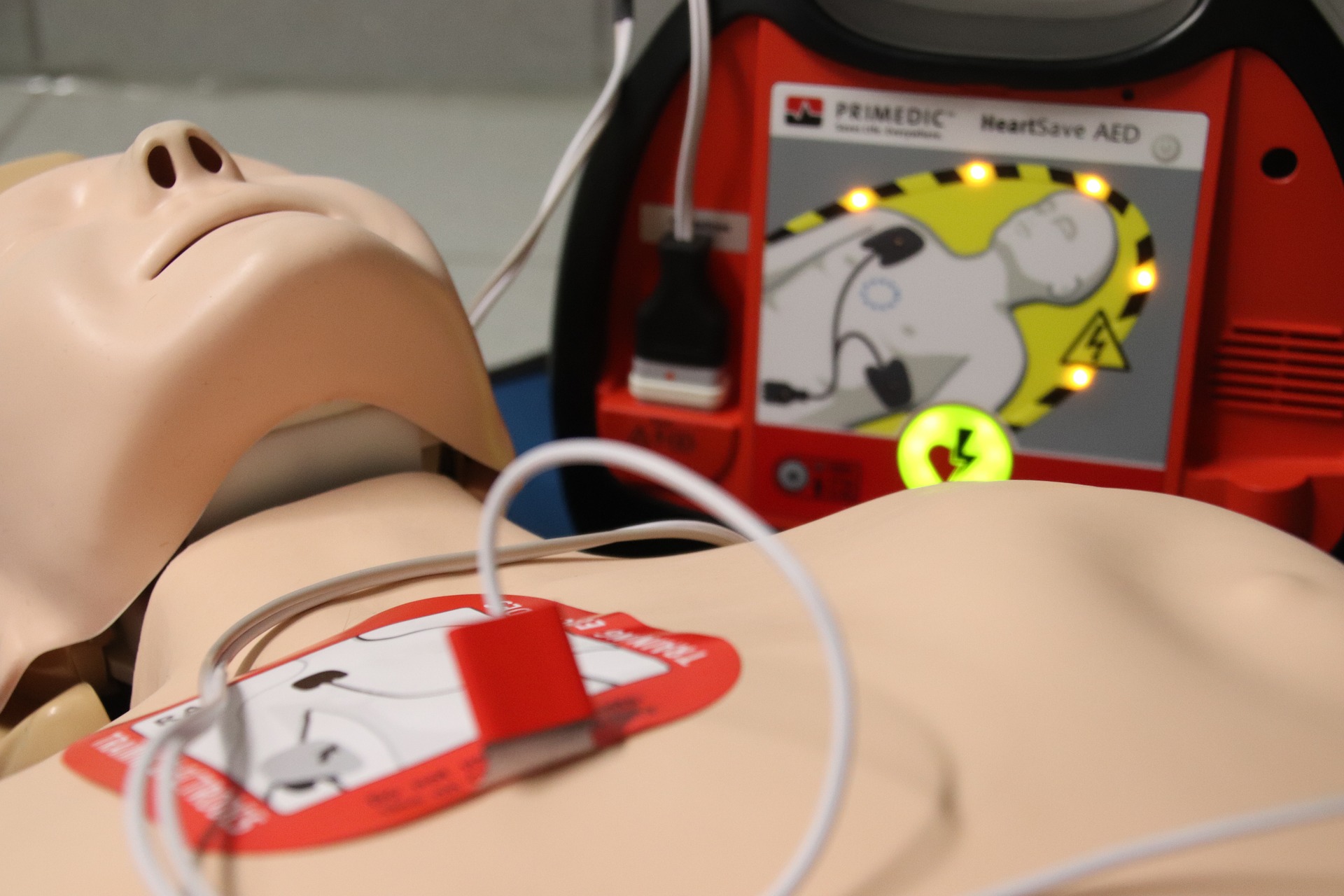 Symbolbild Oberkörper an Defibrillator