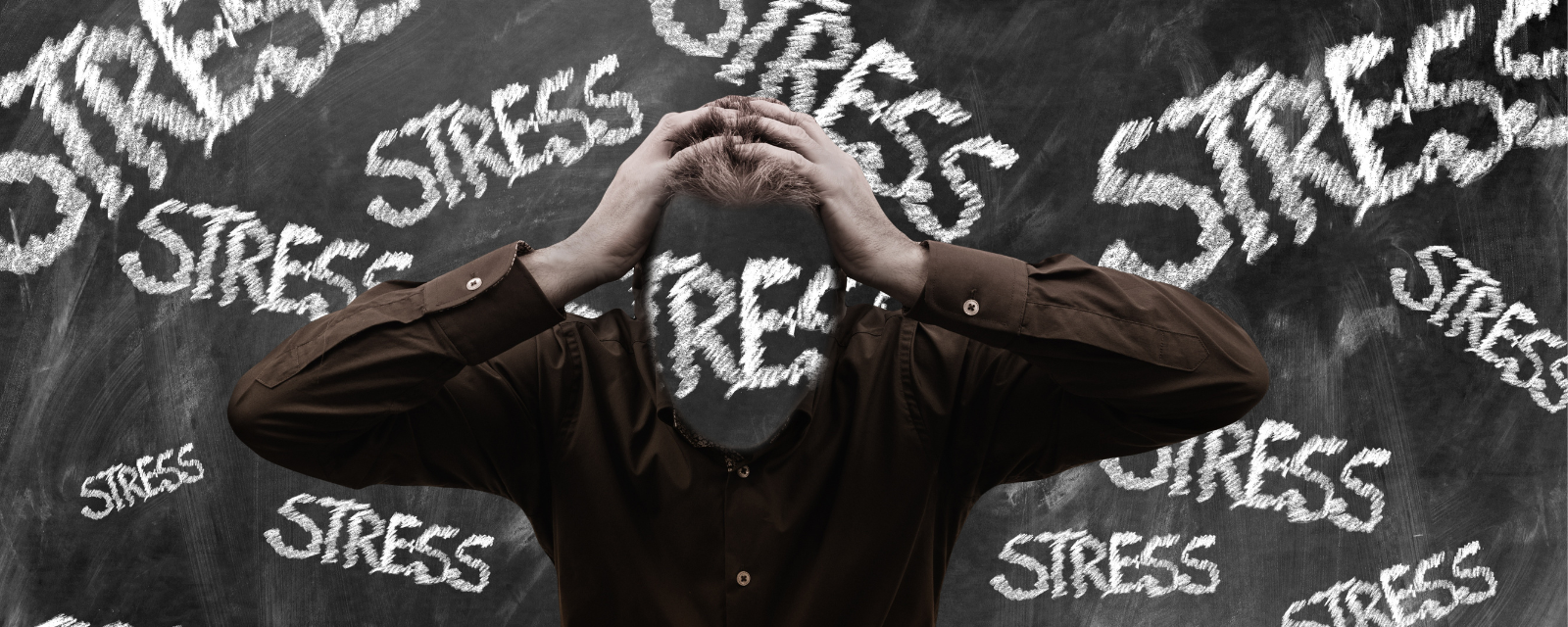 Mann hält mit beiden Händen seinen Kopf, im Hintergrund eine Tafel mit dem sich wiederholenden Wort "Stress"