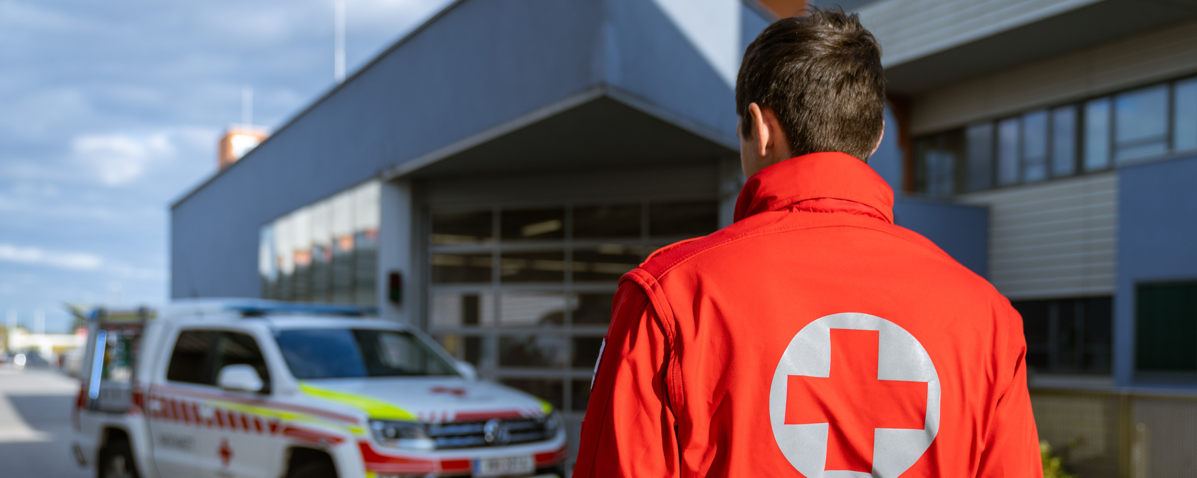 Rettungssanitäter und Rettungswagen vor einem Krankenhaus